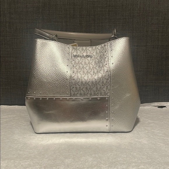 NWT MICHAEL KORS BUCKET BAG - Picture 1 of 4